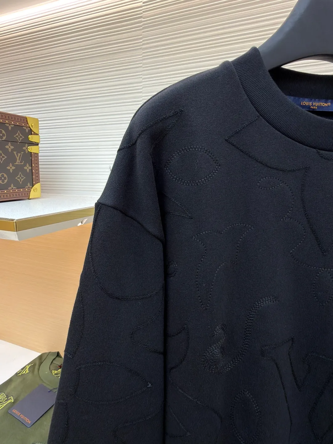 LOUIS VUITTON fully embroidered large flower sweatshirt ●Original version: Purchased and developed for 18500 ●Item number: 1680970-A85 ●Material: 100% cotton jersey fabric ●Technology: Fleece shearing ●Version: Fitted version ●Weight: about 635 grams ●Size: XS-S-M-L ●Description: The fabric is made of 32s double-ply cotton jersey. The finished cloth weighs 330g. The embryo is dyed and subjected to the fleece shearing process. After washing, the finished cloth is shaped and matched with a 20s double-yarn flat machine to weave ribs. A domestic high-speed small towel machine is used for embroidery. The machine locks a single head and large-size positioning flowers are embroidered on the front and back. The overall wiring is straight and delicate, the fabric is comfortable and soft, and the color is consistent without color difference. It can be matched with the same style to create a fashionable look and control various occasions. Customized accessories, complete with three standards, same style for men and women!